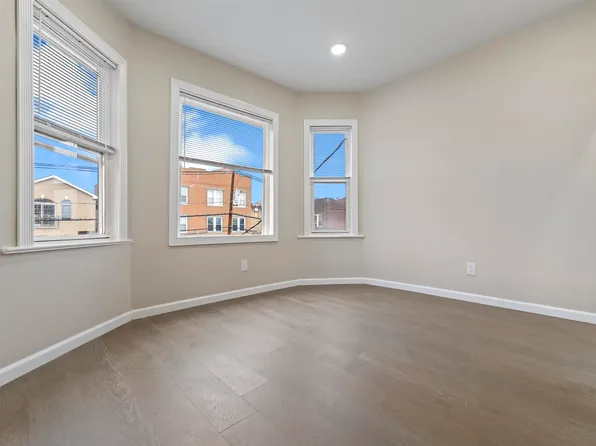 99 West 50th Street image 4 of 44