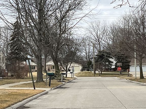 4th image of 22269 Larch St