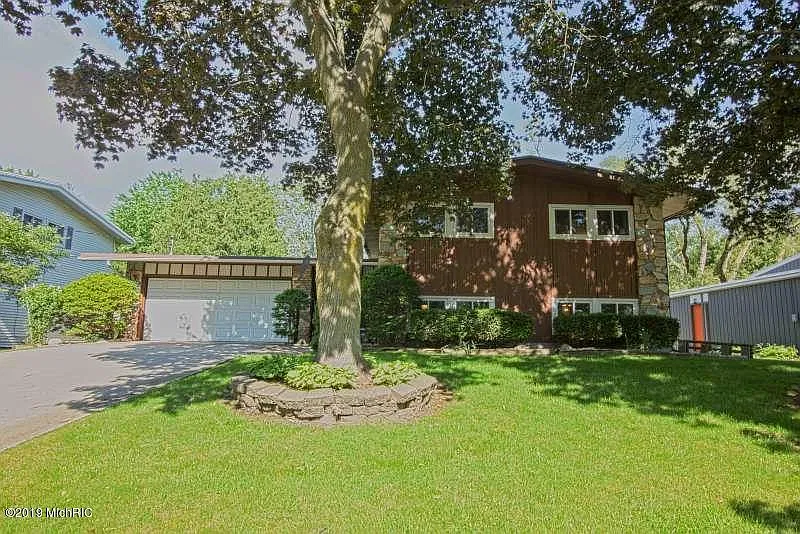 1444 Pinecrest Ave SE photo 1