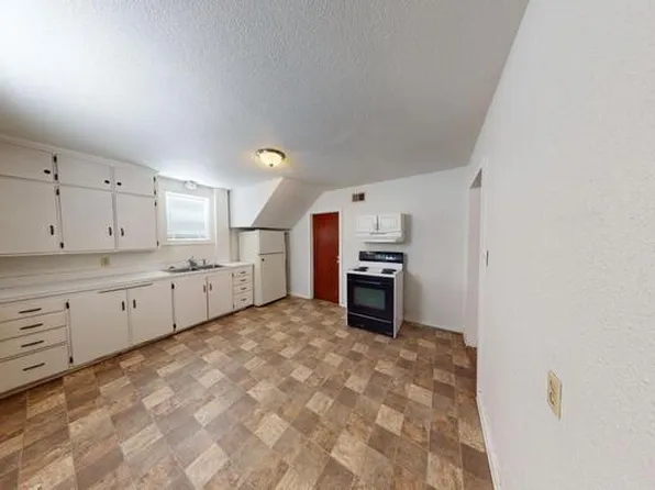 214 N 16th St #B, Bismarck, ND 58501