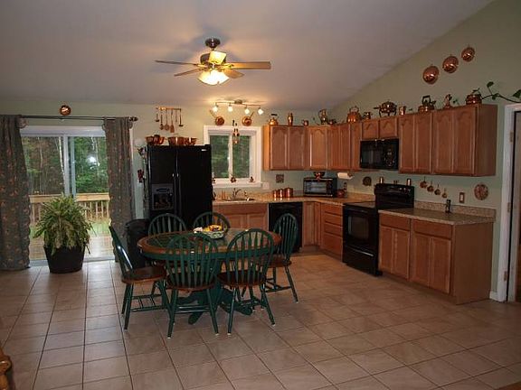 Kitchen w/maple cabinets