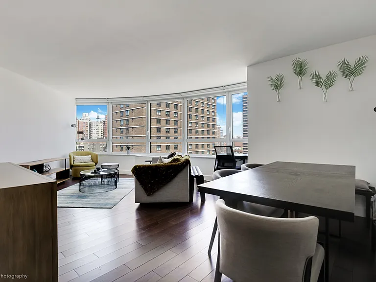200 E 94th St #1115 — Photo 3
