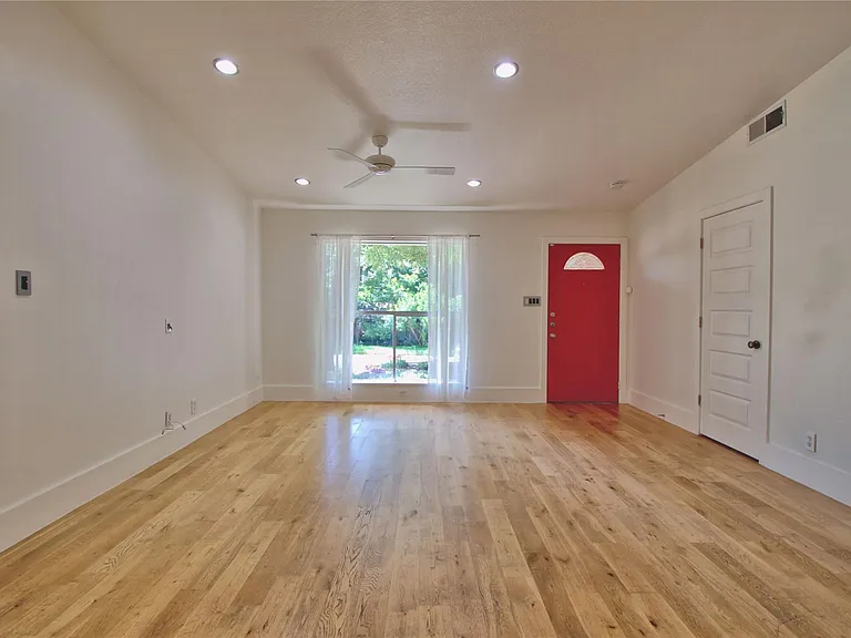 2604 Sherwood Ln — Photo 5