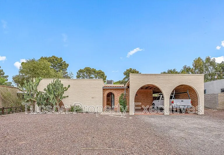 3534 N Palmer Dr — Photo 1