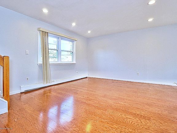 5th image of 576 Greeley Ave