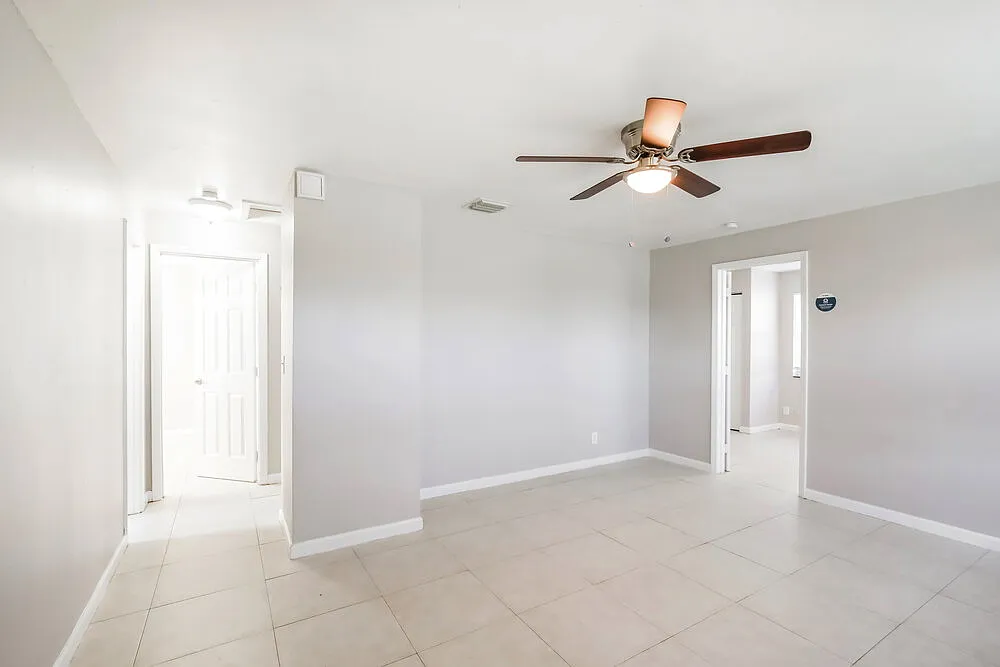 3 bed, 1.0 bath, 1007 sqft, $3,380 — Photo 4