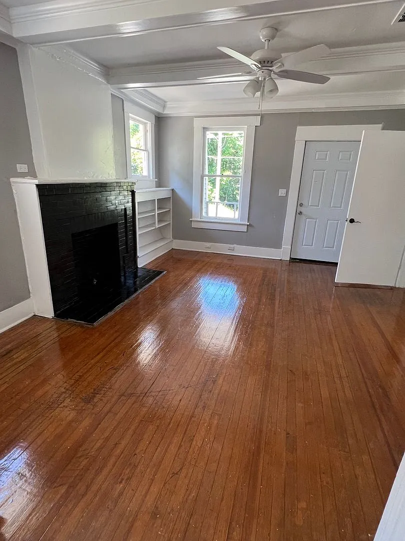 Large 3 Bedroom 1 Bathroom Home — Photo 3
