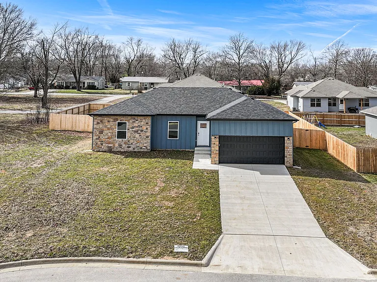 655 E Forest St — Photo 36