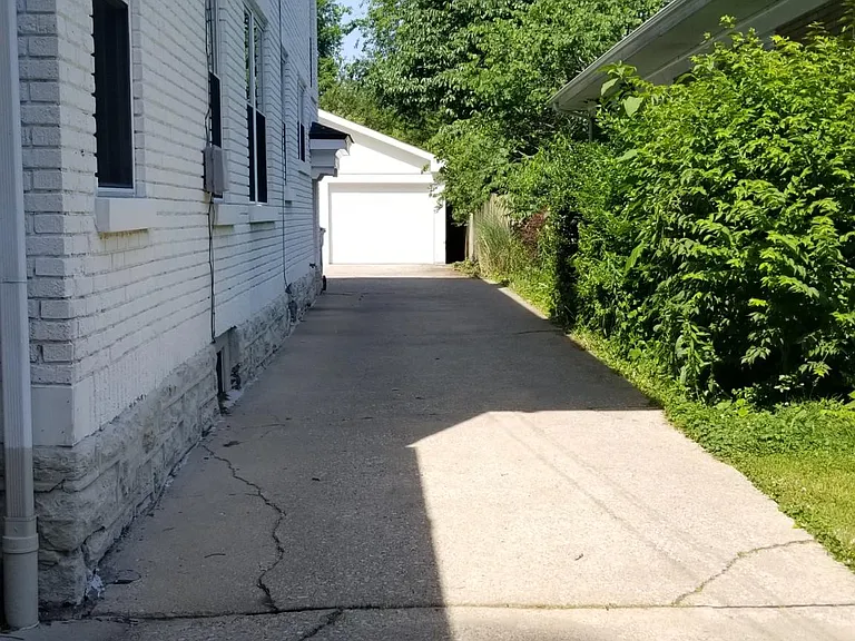 1125 Fontaine Rd — Photo 2