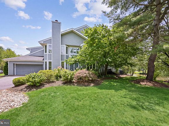 2nd image of 704 Sunshine Lakes Dr