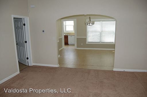5th image of 1009 N Oak St APT A