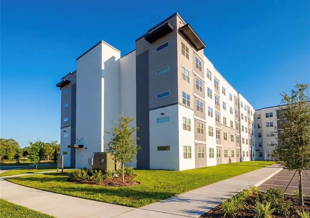 2 bed, 2.0 bath, 1023 sqft, $1,790 — Photo 2
