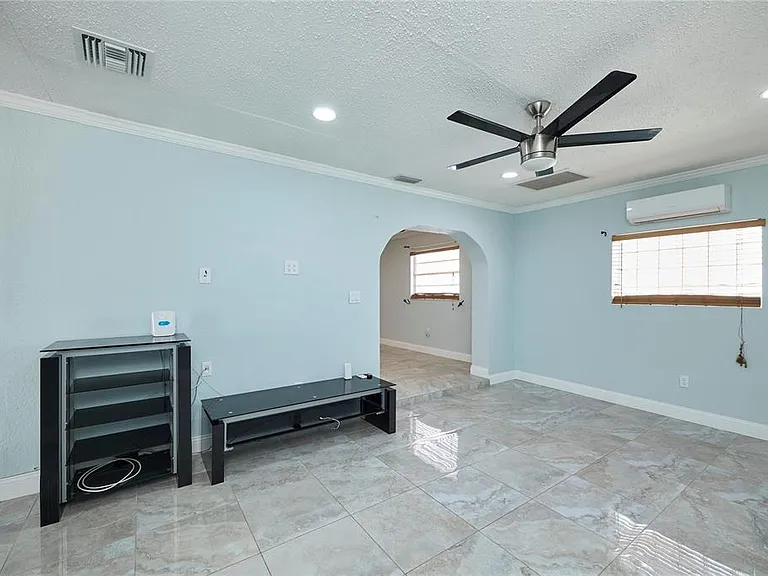 6804 N Hubert Ave — Photo 15