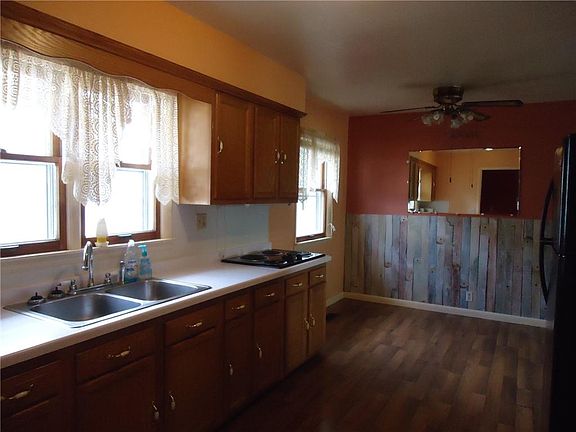 4th image of 405 S Hickory St
