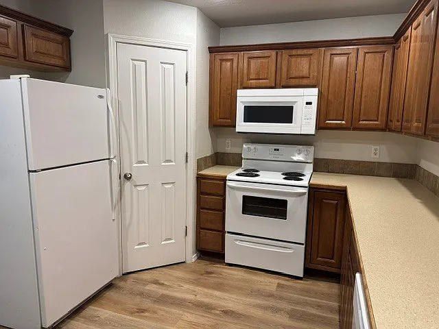 320 S Holly St — Photo 7