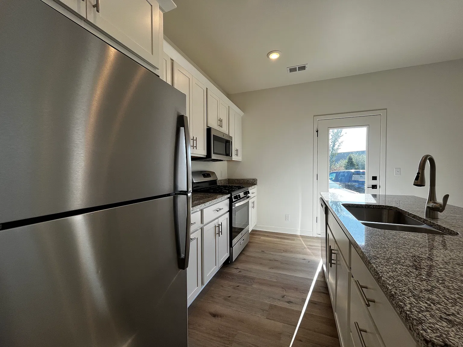 3 bed, 2.5 bath, 1541 sqft, $2,348 — Photo 3