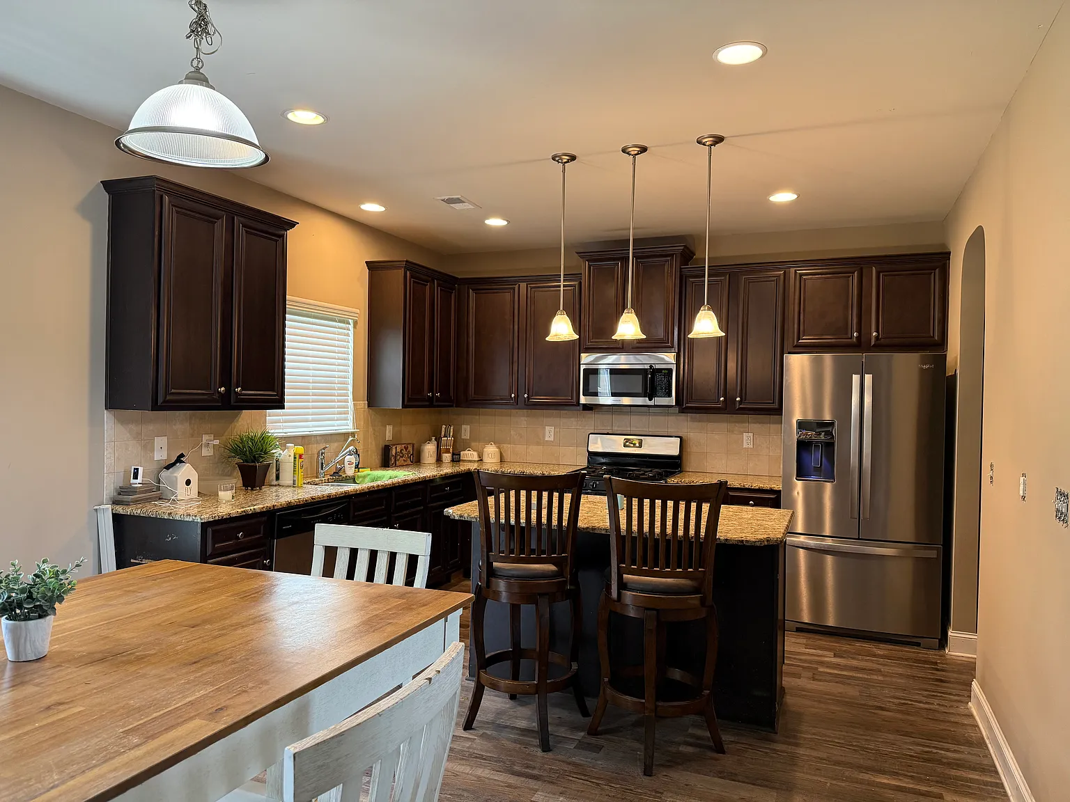 4 bed, 2.5 bath, 2400 sqft, $850 — Photo 2