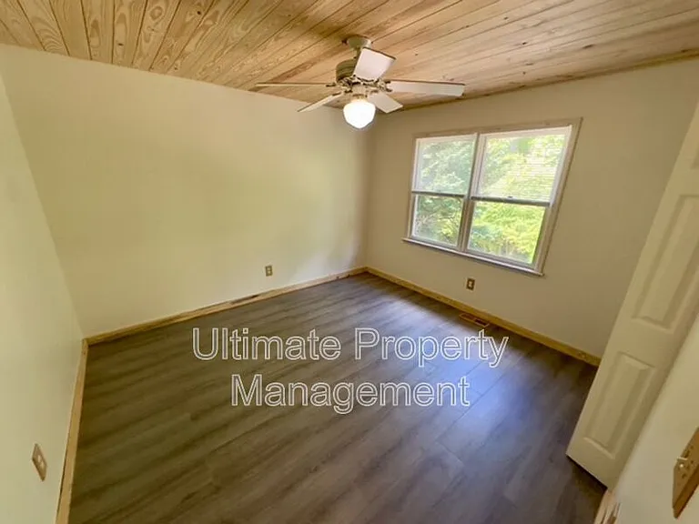 129 Darby St — Photo 8