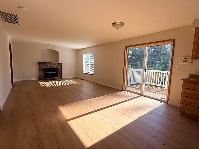 1819 Dayton Ave NE — Photo 8