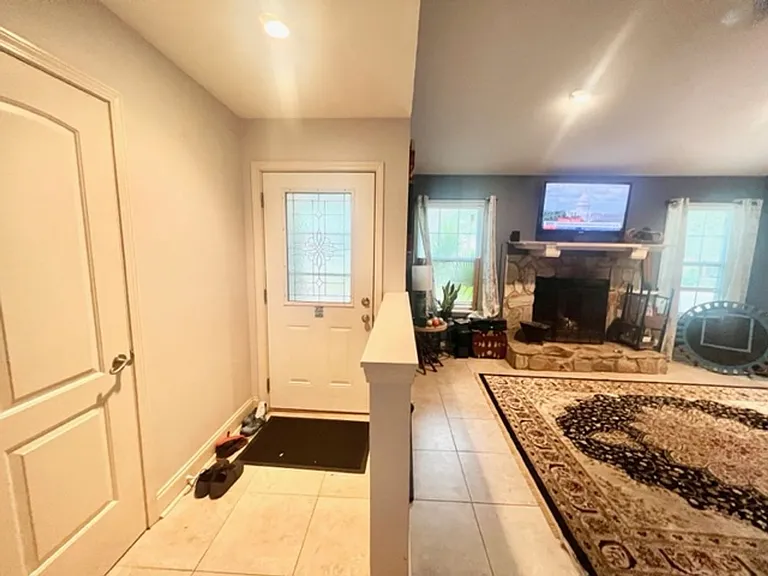 527 Matthew St — Photo 3