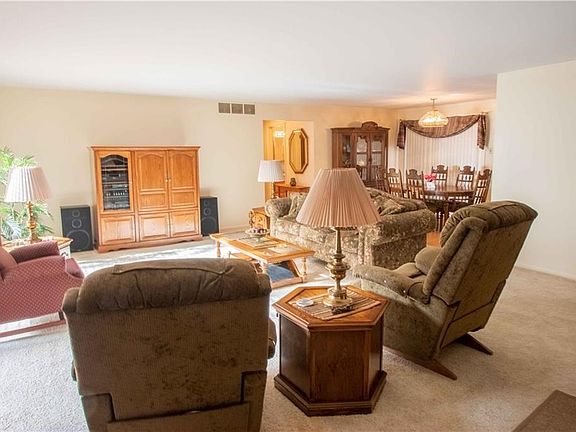 2nd image of 205 Oak Hill Dr