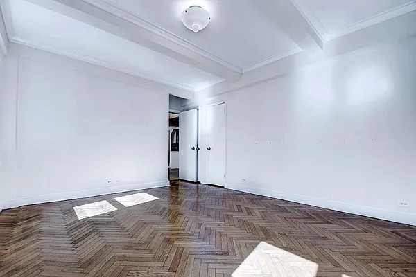 Rented by Urbane Brokerage | media 25