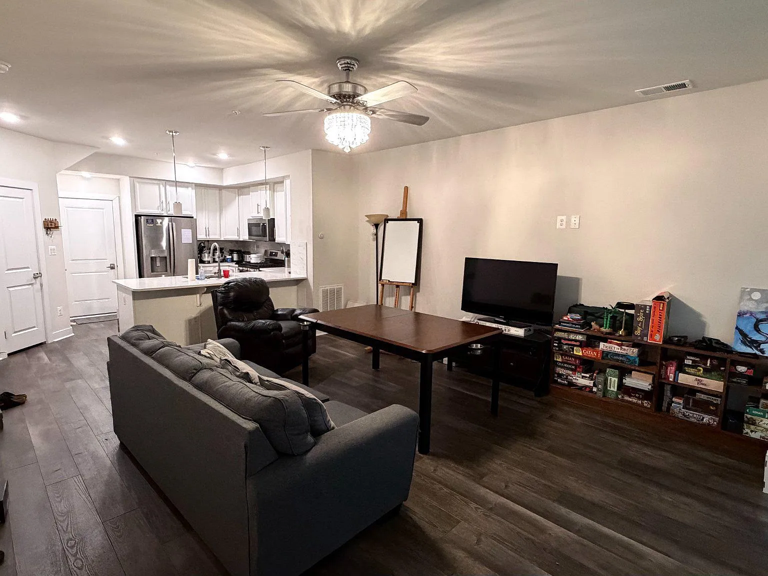 3 bed, 2.5 bath, 1824 sqft, $3,400 — Photo 2