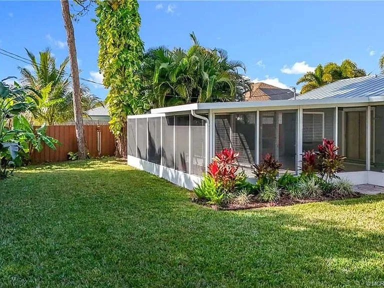 274 NE Glentry Ave — Photo 32