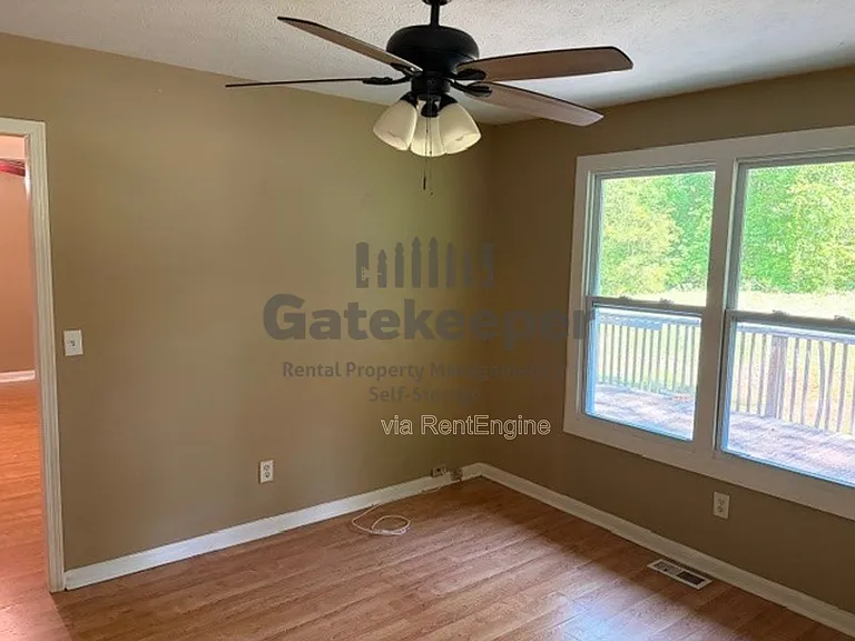 125 Elberta Dr — Photo 5