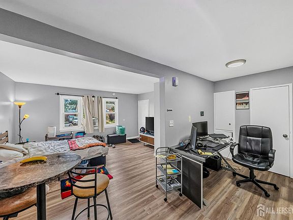 5th image of 308 Columbus Pl