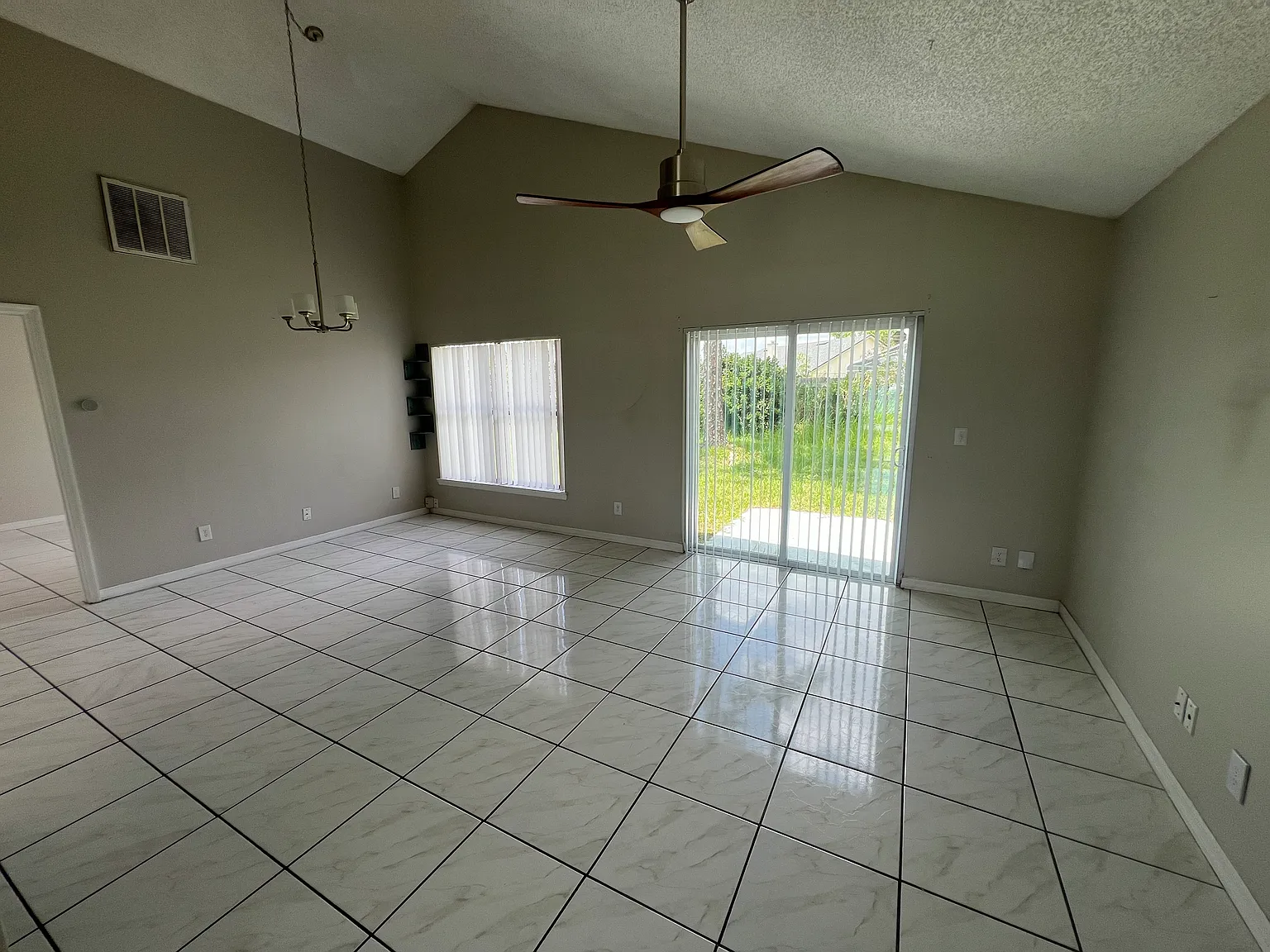 3 bed, 1176 sqft, $2,000 — Photo 4