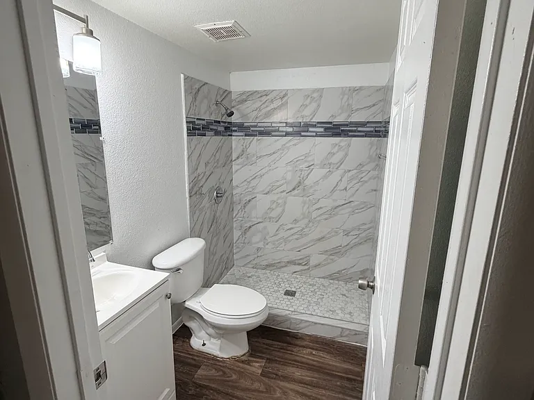 The Addison Apartment — Photo 16