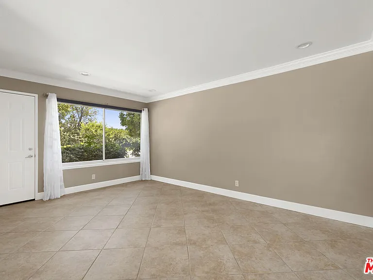 1685 E Avenida De Las Flores — Photo 11