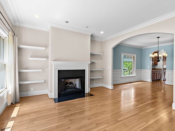 4th image of 1802B Ashwood Ave