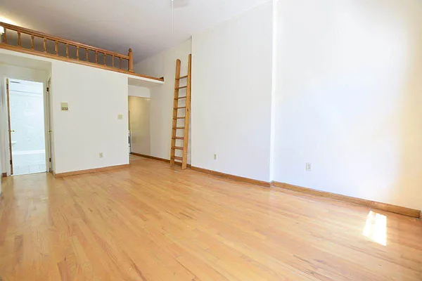 Rented by Street Realty Brokerage LLC | media 3