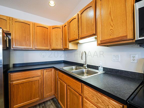 4th image of 968 41st Ave W