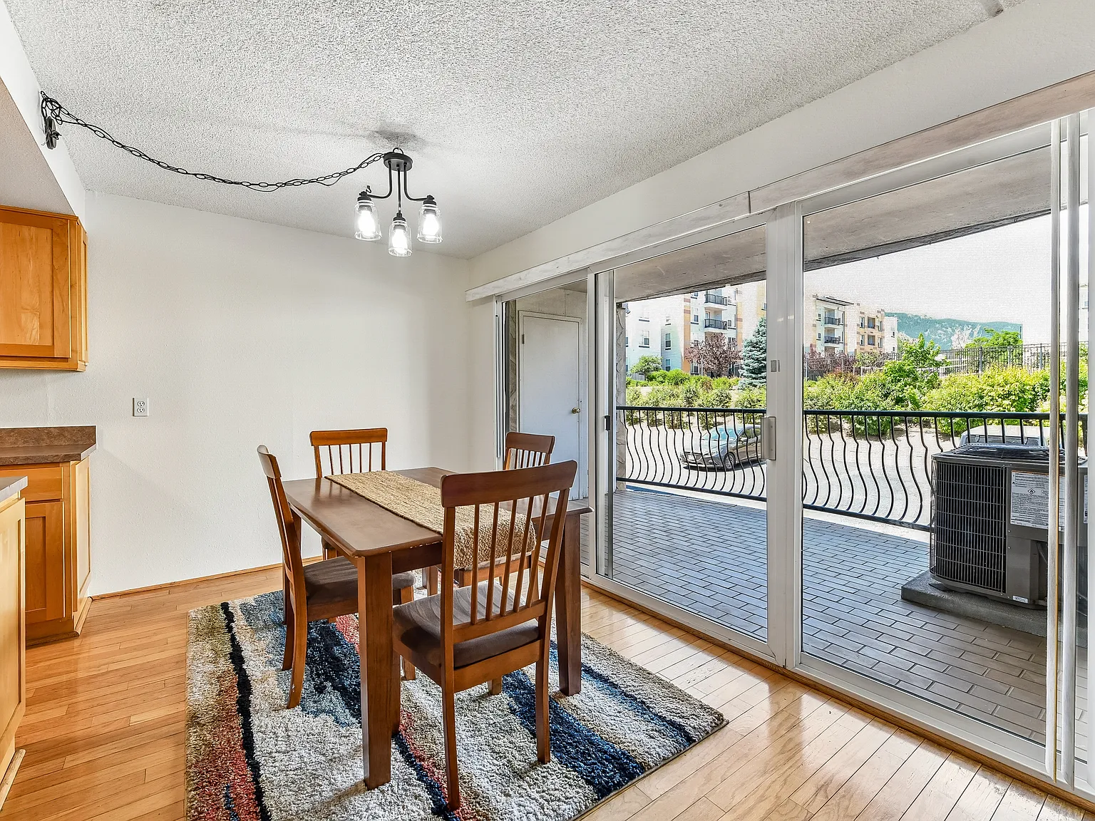 2 bed, 864 sqft, $1,900 — Photo 4