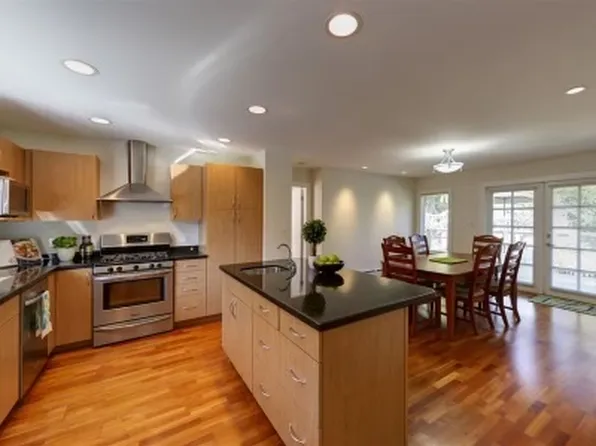 1140 Sinclair St #1, West Vancouver, BC V7V 3W2