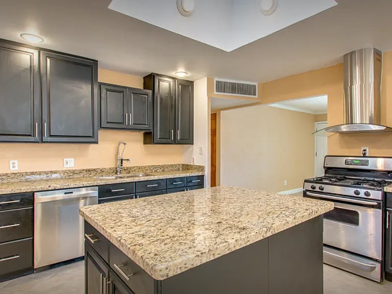 2448 W Freeway Ln — Photo 7