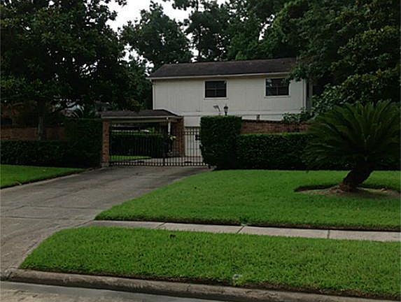 HOME ON DOUBLE LOT WITH GARAGE APARTMENT