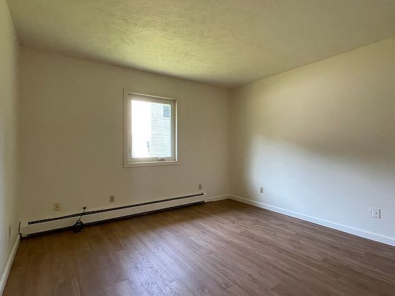 5th image of 94 Lower Welden St APT 4