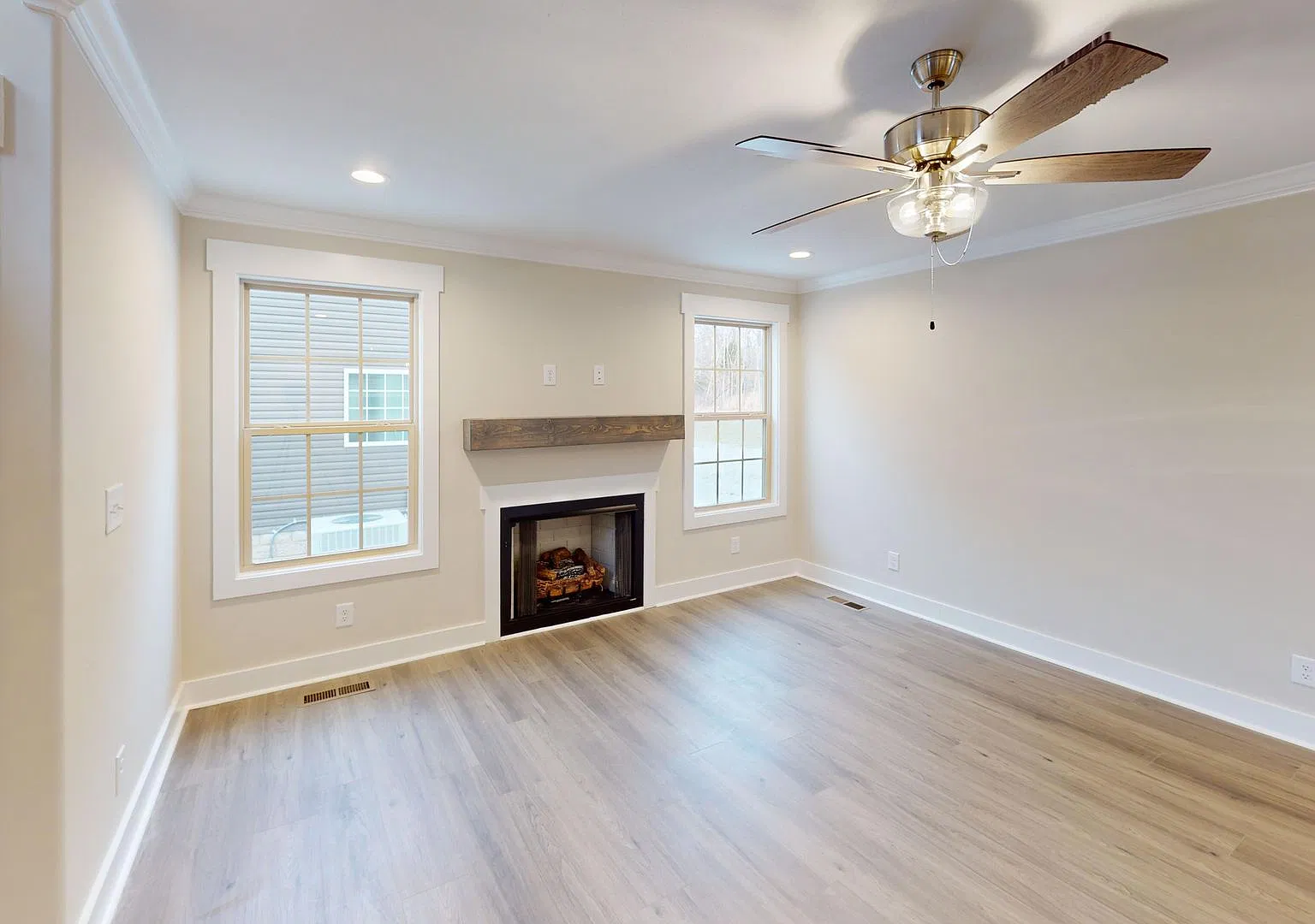 Fantastic Home with Fireplace Open Kitchen with Granite Countertops and Glassdoor Shower — Photo 4