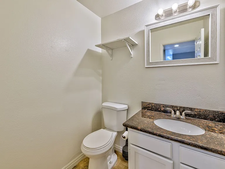 2078 Waverly Cir — Photo 9