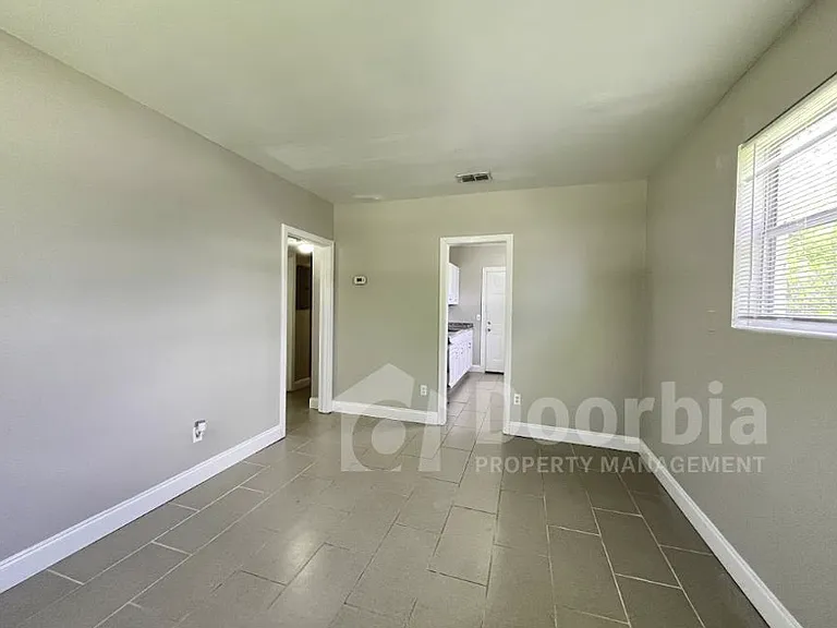 1635 Brookview Dr S — Photo 2