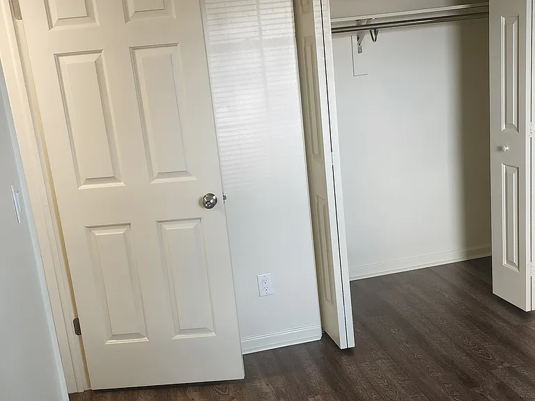 2nd bedroom/closet