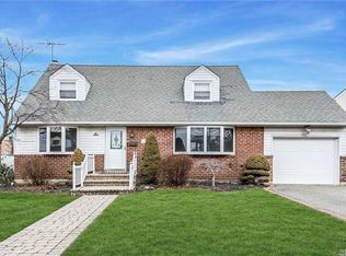 6 Ontario Ave, Plainview, NY 11803