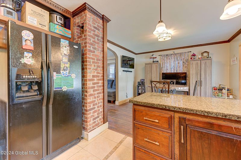 5th image of 168 East Boulevard