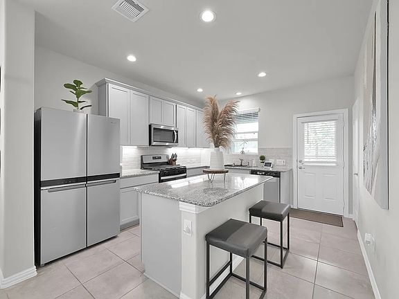 5th image of 40558 Berylline Ln