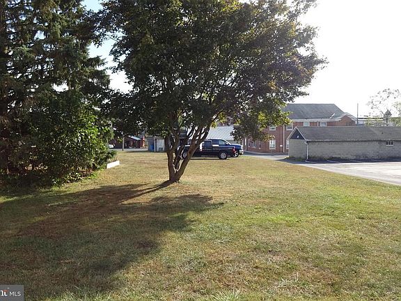 4th image of 139 E Madison St