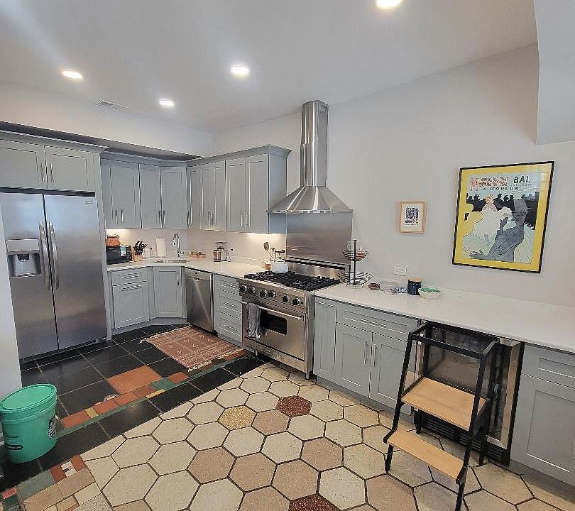 1st image of 160 W Burton Pl #Ch